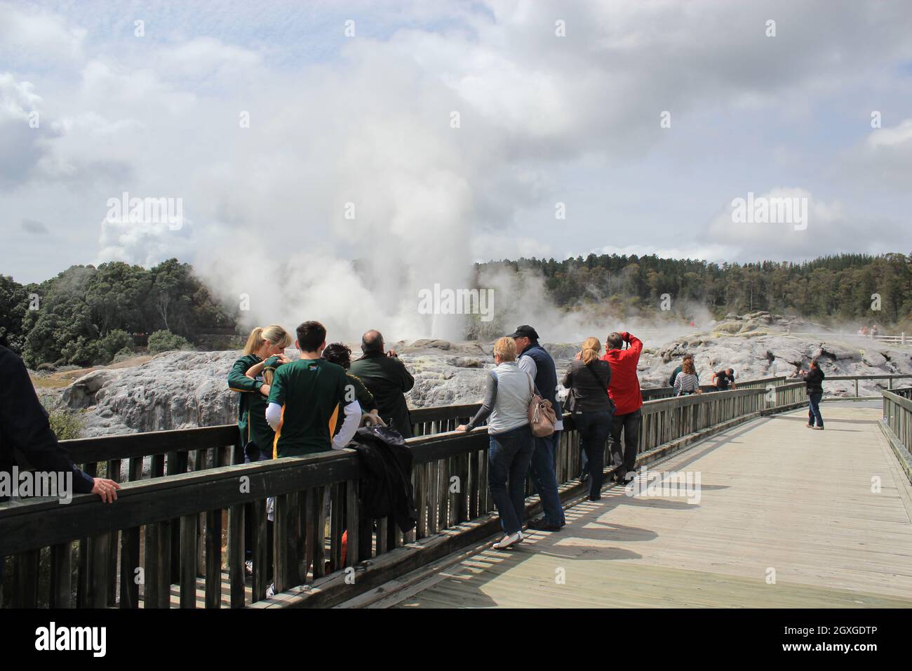 Eruzione del geyser. Pohutu geyser.Rotorua, Nuova Zelanda. 18 ottobre 2011 Foto Stock