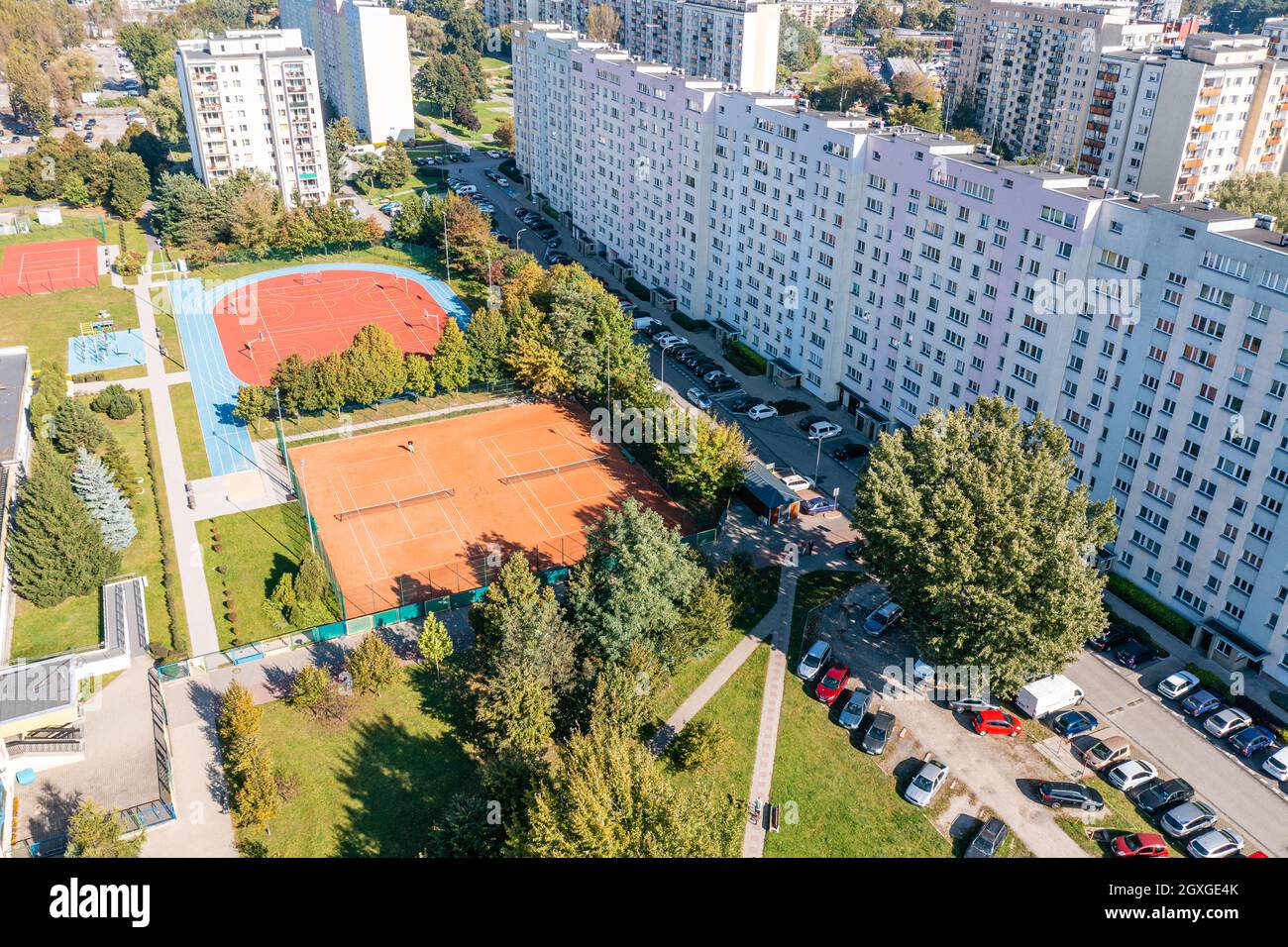 Campo da tennis e basket con progetto di alloggio, luogo per i cittadini di appendere fuori Foto Stock