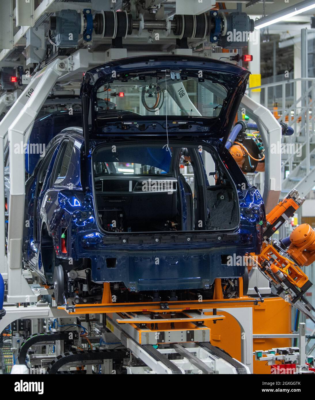 Zwickau, Germania. 05 ottobre 2021. I robot dello stabilimento Volkswagen di Zwickau assemblano un'Audi Q4 e-tron. Sei mesi dopo il lancio del SUV, Zwickau è diventata il più grande sito di produzione di Audi per i veicoli elettrici. Oltre allo stabilimento VW di Zwickau, Audi costruisce anche veicoli completamente elettrici a Neckarsulm e Bruxelles. La prima auto elettrica prevista per la sede centrale di Ingolstadt è il Q6, che è previsto per il lancio sul mercato nel 2023. Audi tornò nella sua sede di fondazione con la produzione del Q4 e-tron. Credit: Hendrik Schmidt/dpa-Zentralbild/dpa/Alamy Live News Foto Stock