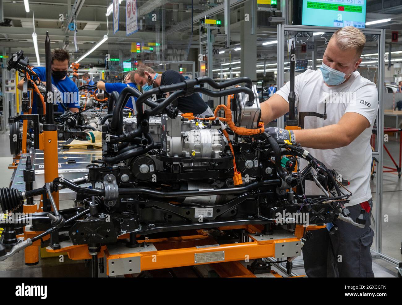 05 ottobre 2021, Sassonia, Zwickau: Nicky Richter, tecnico di meccatronica automobilistica presso Audi, assembla i treni motorizzati per i veicoli elettrici VW e Audi insieme ai dipendenti VW presso lo stabilimento Volkswagen di Zwickau. Sei mesi dopo il lancio del SUV, Zwickau è diventata il più grande sito di produzione di Audi per i veicoli elettrici. Oltre allo stabilimento VW di Zwickau, Audi costruisce anche veicoli completamente elettrici a Neckarsulm e Bruxelles. La prima auto elettrica prevista per la sede centrale di Ingolstadt è il Q6, che è previsto per il lancio sul mercato nel 2023. Audi tornò alla sua sede di fondazione Foto Stock