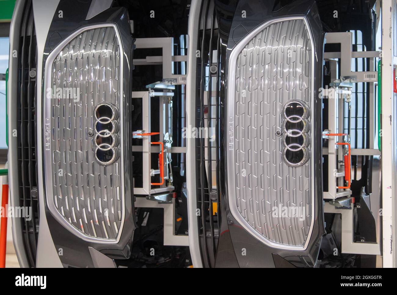 05 ottobre 2021, Sassonia, Zwickau: Le sezioni anteriori per la nuova Audi Q4 e-tron sono allineate sulla linea di assemblaggio dello stabilimento Volkswagen di Zwickau. Sei mesi dopo il lancio del SUV, Zwickau è diventata il più grande sito di produzione di Audi per i veicoli elettrici. Oltre allo stabilimento VW di Zwickau, Audi costruisce anche veicoli completamente elettrici a Neckarsulm e Bruxelles. La prima auto elettrica prevista per la sede centrale di Ingolstadt è il Q6, che è previsto per il lancio sul mercato nel 2023. Audi tornò nella sua sede di fondazione con la produzione del Q4 e-tron. Foto: Hendrik Schmidt/dpa-Z Foto Stock