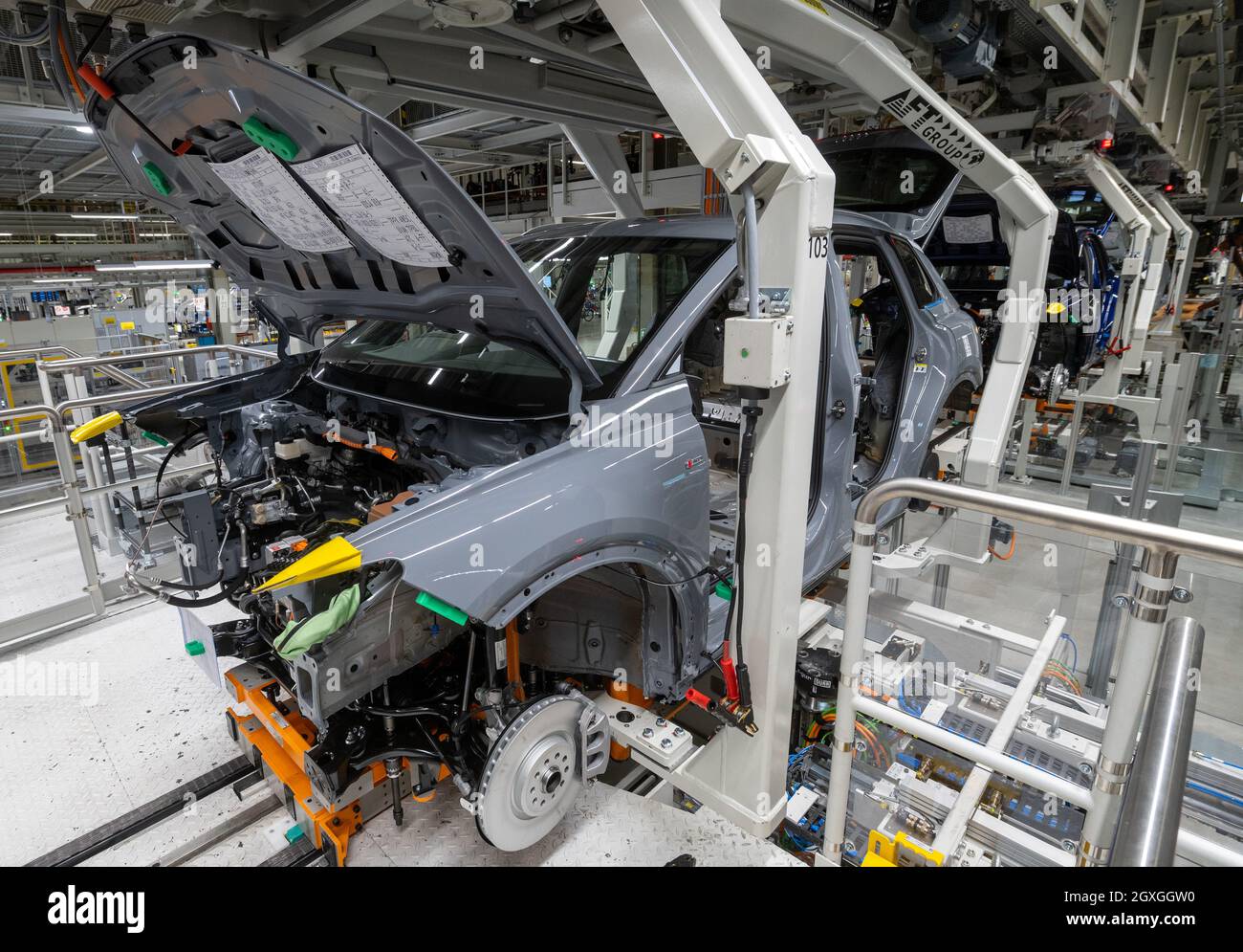 05 ottobre 2021, Sassonia, Zwickau: I modelli dell'Audi Q4 e-tron corrono in una linea di assemblaggio dopo il cosiddetto matrimonio allo stabilimento Volkswagen di Zwickau. Sei mesi dopo il lancio del SUV, Zwickau è diventata il più grande sito di produzione di Audi per i veicoli elettrici. Oltre allo stabilimento VW di Zwickau, Audi costruisce anche veicoli completamente elettrici a Neckarsulm e Bruxelles. La prima auto elettrica prevista per la sede centrale di Ingolstadt è il Q6, che è previsto per il lancio sul mercato nel 2023. Audi tornò nella sua sede di fondazione con la produzione del Q4 e-tron. Foto: Hendrik Schmidt/ Foto Stock