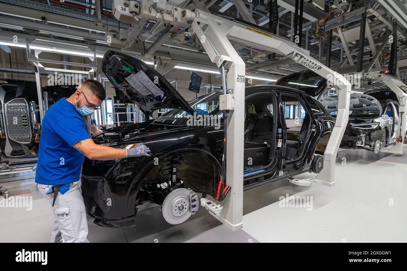 Zwickau, Germania. 05 ottobre 2021. I dipendenti assemblano una Audi Q4 e-tron presso lo stabilimento Volkswagen di Zwickau. Sei mesi dopo il lancio del SUV, Zwickau è diventata il più grande sito di produzione di Audi per i veicoli elettrici. Oltre allo stabilimento VW di Zwickau, Audi costruisce anche veicoli completamente elettrici a Neckarsulm e Bruxelles. La prima auto elettrica prevista per la sede centrale di Ingolstadt è il Q6, che è previsto per il lancio sul mercato nel 2023. Audi tornò nella sua sede di fondazione con la produzione del Q4 e-tron. Credit: Hendrik Schmidt/dpa-Zentralbild/dpa/Alamy Live News Foto Stock