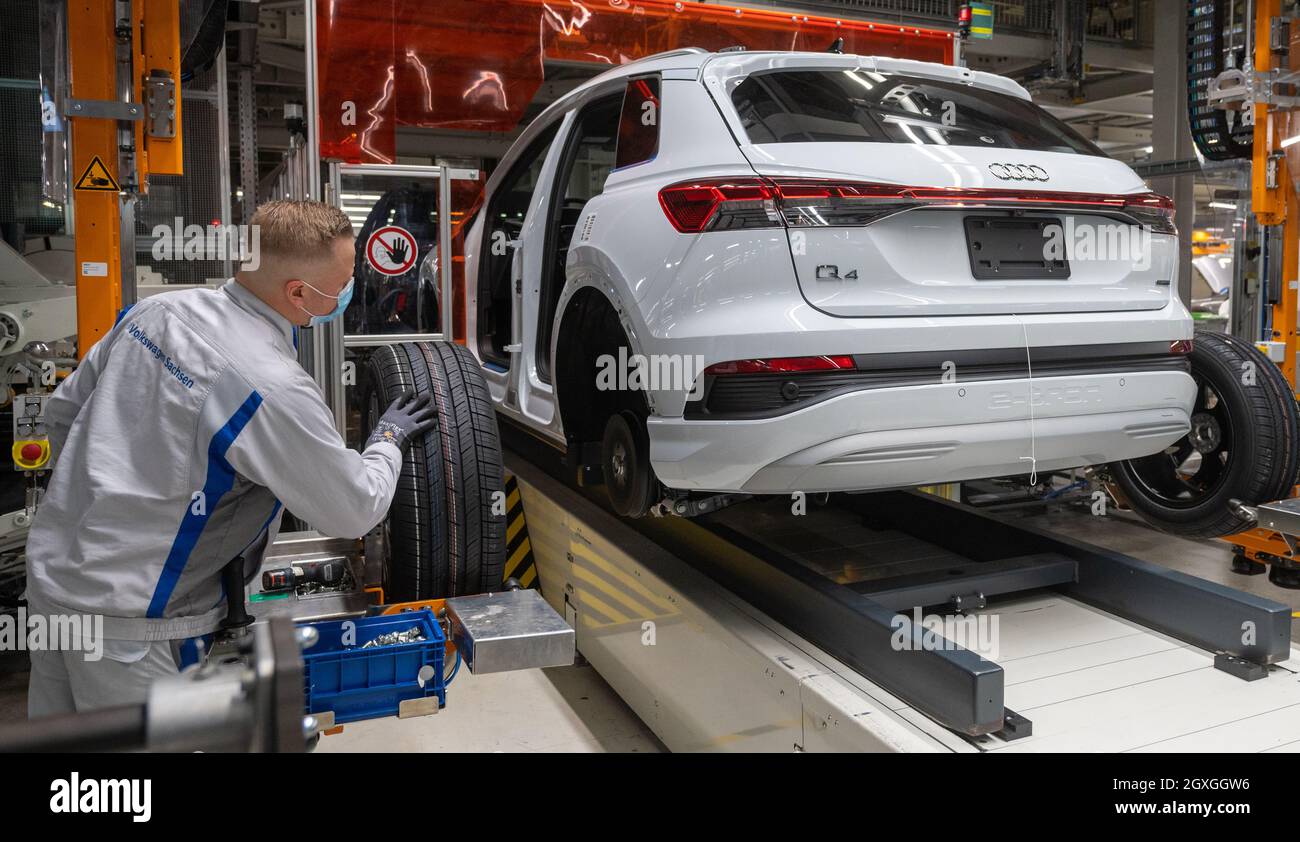 Zwickau, Germania. 05 ottobre 2021. I dipendenti assemblano una Audi Q4 e-tron presso lo stabilimento Volkswagen di Zwickau. Sei mesi dopo il lancio del SUV, Zwickau è diventata il più grande sito di produzione di Audi per i veicoli elettrici. Oltre allo stabilimento VW di Zwickau, Audi costruisce anche veicoli completamente elettrici a Neckarsulm e Bruxelles. La prima auto elettrica prevista per la sede centrale di Ingolstadt è il Q6, che è previsto per il lancio sul mercato nel 2023. Audi tornò nella sua sede di fondazione con la produzione del Q4 e-tron. Credit: Hendrik Schmidt/dpa-Zentralbild/dpa/Alamy Live News Foto Stock