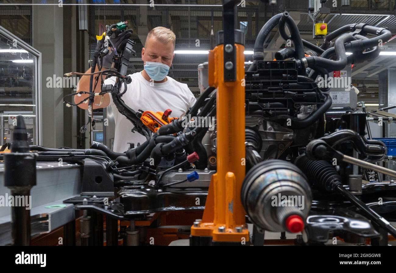 05 ottobre 2021, Sassonia, Zwickau: Nicky Richter, tecnico di meccatronica automobilistica presso Audi, assembla i treni motorizzati per i veicoli elettrici VW e Audi insieme ai dipendenti VW presso lo stabilimento Volkswagen di Zwickau. Sei mesi dopo il lancio del SUV, Zwickau è diventata il più grande sito di produzione di Audi per i veicoli elettrici. Oltre allo stabilimento VW di Zwickau, Audi costruisce anche veicoli completamente elettrici a Neckarsulm e Bruxelles. La prima auto elettrica prevista per la sede centrale di Ingolstadt è il Q6, che è previsto per il lancio sul mercato nel 2023. Audi tornò alla sua sede di fondazione Foto Stock