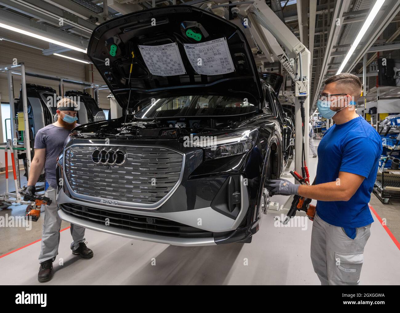 Zwickau, Germania. 05 ottobre 2021. I dipendenti assemblano una Audi Q4 e-tron presso lo stabilimento Volkswagen di Zwickau. Sei mesi dopo il lancio del SUV, Zwickau è diventata il più grande sito di produzione di Audi per i veicoli elettrici. Oltre allo stabilimento VW di Zwickau, Audi costruisce anche veicoli completamente elettrici a Neckarsulm e Bruxelles. La prima auto elettrica prevista per la sede centrale di Ingolstadt è il Q6, che è previsto per il lancio sul mercato nel 2023. Audi tornò nella sua sede di fondazione con la produzione del Q4 e-tron. Credit: Hendrik Schmidt/dpa-Zentralbild/dpa/Alamy Live News Foto Stock