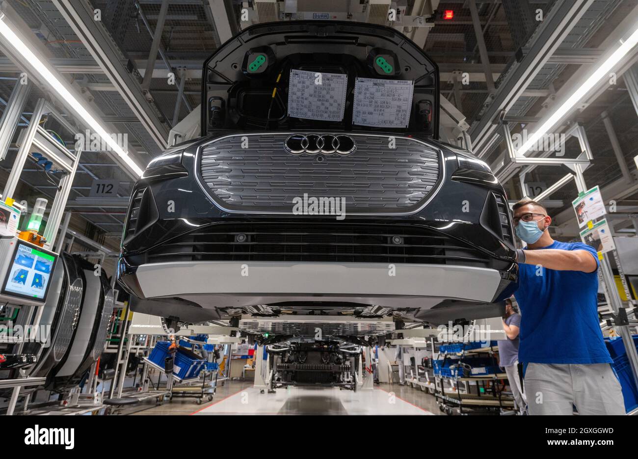 Zwickau, Germania. 05 ottobre 2021. I dipendenti assemblano una Audi Q4 e-tron presso lo stabilimento Volkswagen di Zwickau. Sei mesi dopo il lancio del SUV, Zwickau è diventata il più grande sito di produzione di Audi per i veicoli elettrici. Oltre allo stabilimento VW di Zwickau, Audi costruisce anche veicoli completamente elettrici a Neckarsulm e Bruxelles. La prima auto elettrica prevista per la sede centrale di Ingolstadt è il Q6, che è previsto per il lancio sul mercato nel 2023. Audi tornò nella sua sede di fondazione con la produzione del Q4 e-tron. Credit: Hendrik Schmidt/dpa-Zentralbild/dpa/Alamy Live News Foto Stock