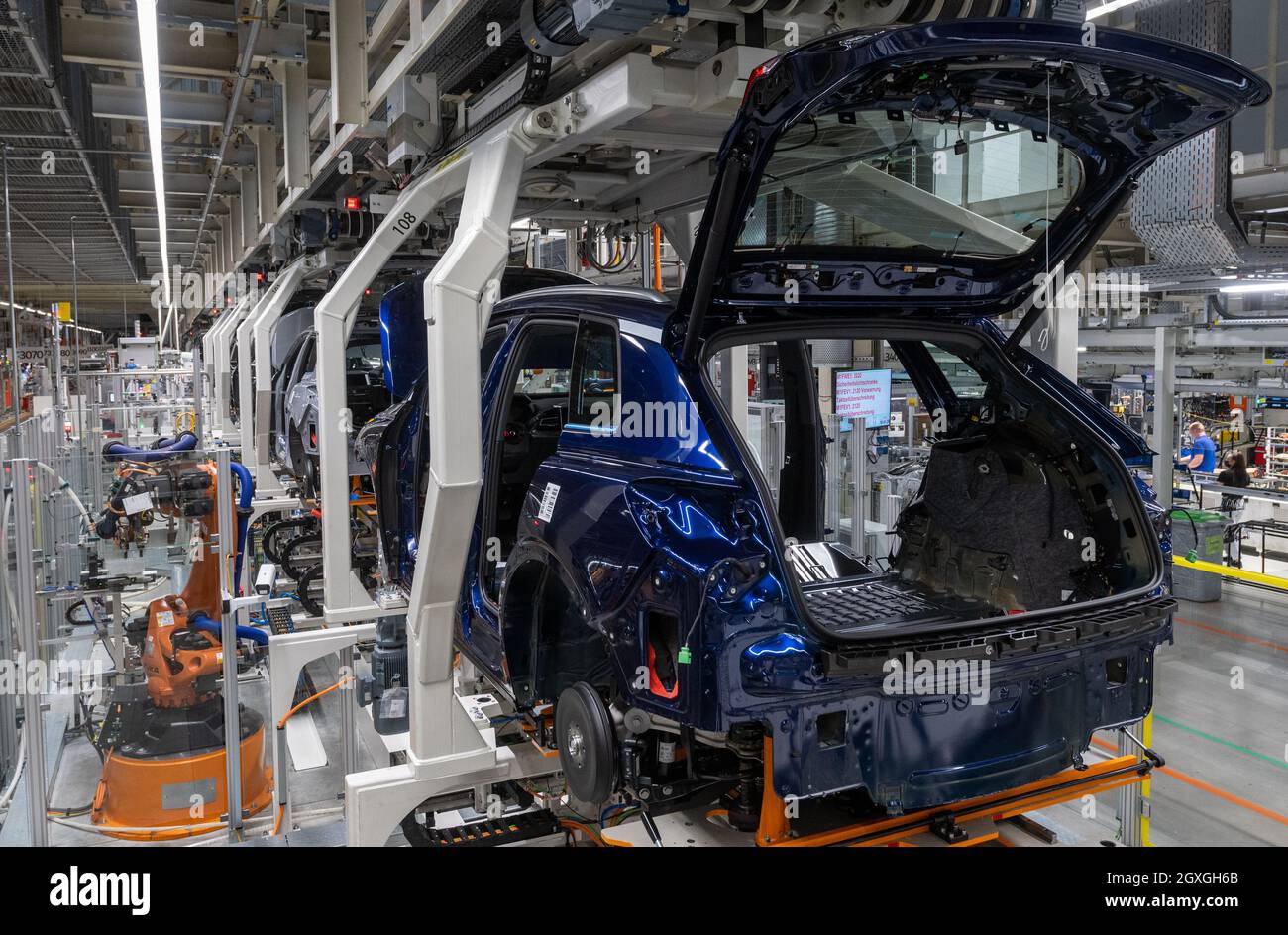 Zwickau, Germania. 05 ottobre 2021. I robot dello stabilimento Volkswagen di Zwickau assemblano un'Audi Q4 e-tron. Sei mesi dopo il lancio del SUV, Zwickau è diventata il più grande sito di produzione di Audi per i veicoli elettrici. Oltre allo stabilimento VW di Zwickau, Audi costruisce anche veicoli completamente elettrici a Neckarsulm e Bruxelles. La prima auto elettrica prevista per la sede centrale di Ingolstadt è il Q6, che è previsto per il lancio sul mercato nel 2023. Audi tornò nella sua sede di fondazione con la produzione del Q4 e-tron. Credit: Hendrik Schmidt/dpa-Zentralbild/dpa/Alamy Live News Foto Stock