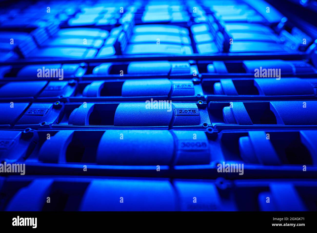 Immagine ripresa dei moderni dischi rigidi funzionanti nel centro database Foto Stock