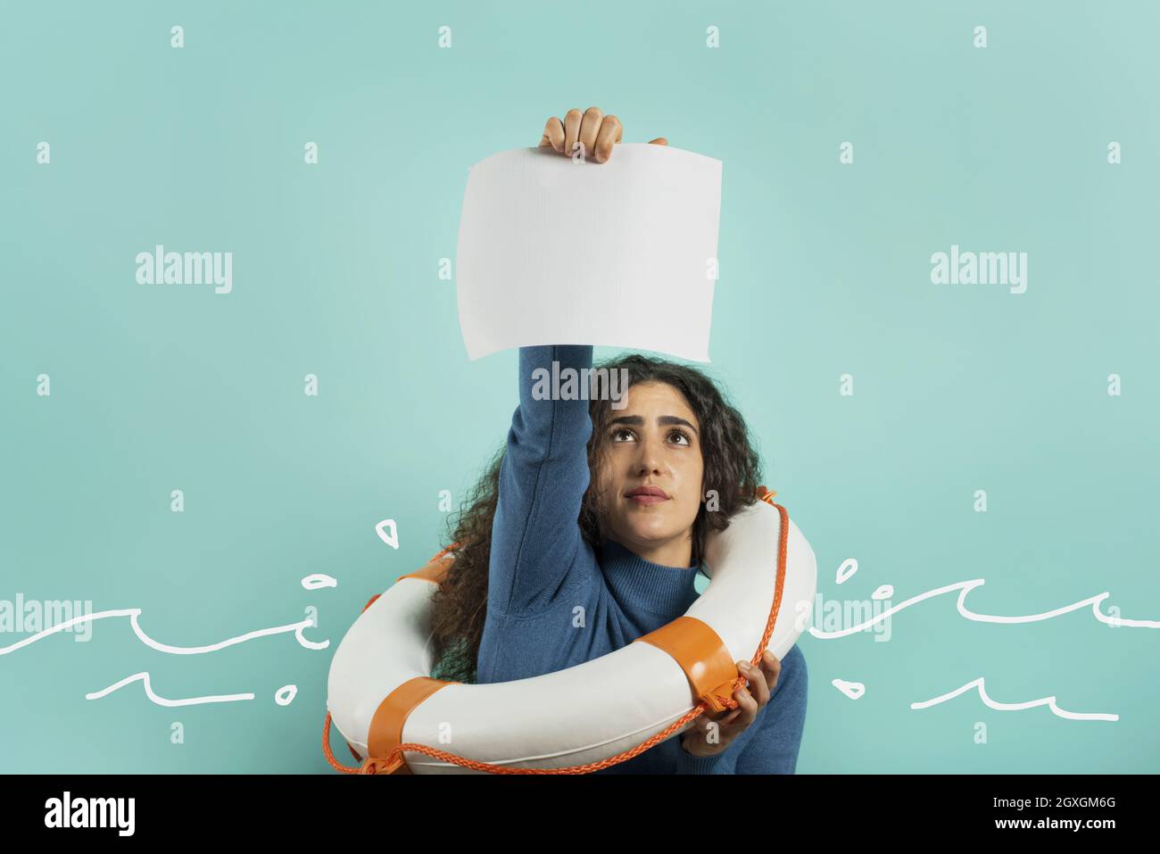 La donna sta annegando e chiedere aiuto con un messaggio di un foglio di carta. Foto Stock