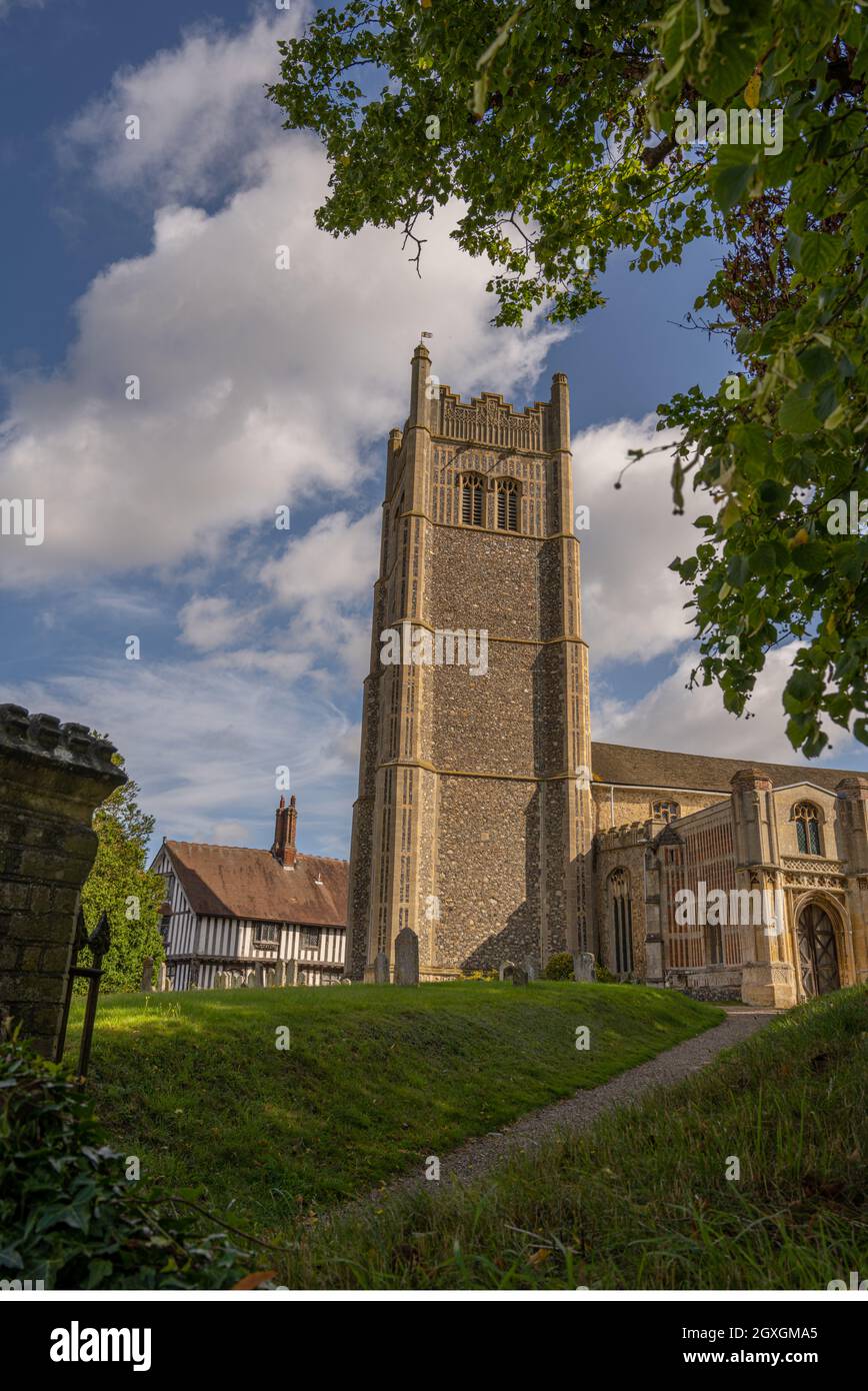 La chiesa parrocchiale di San Pietro e San Paolo Eye, Suffolk e la vecchia Guildhall. Foto Stock