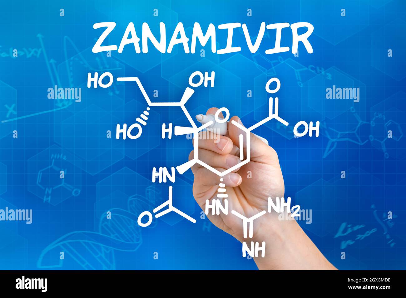 Mano con penna che disegna la formula chimica di Zanamivir Foto Stock