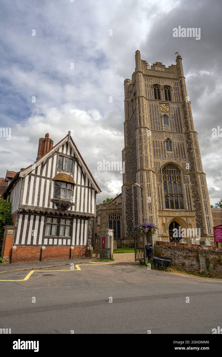 La chiesa parrocchiale di San Pietro e San Paolo Eye, Suffolk e la vecchia Guildhall. Foto Stock