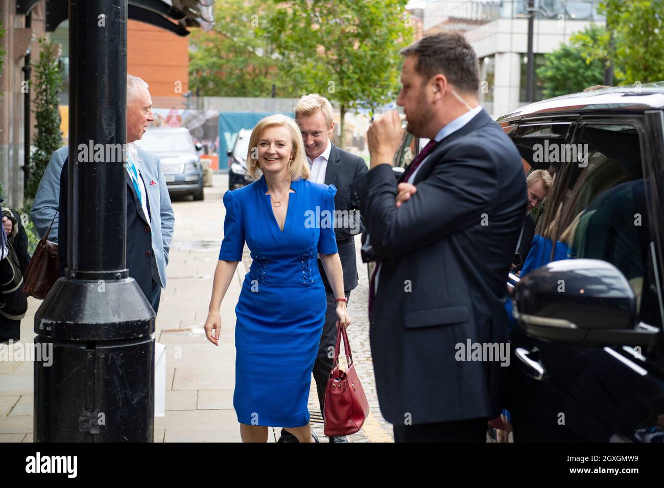 Manchester, Inghilterra, Regno Unito. 5 ottobre 2021. NELLA FOTO: Liz Truss - Segretario di Stato per gli Affari Esteri, Commonwealth e sviluppo del Regno Unito, visto entrare nel Midland Hotel a Manchester. Scene durante la Conferenza del partito conservatore #CPC21. Credit: Colin Fisher/Alamy Live News Foto Stock