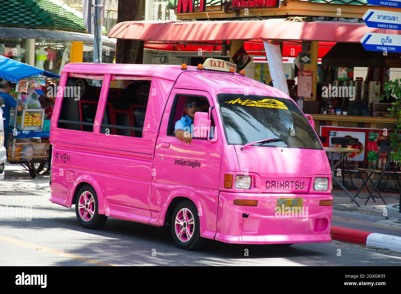 Taxi Bright Pink Cab, Phuket, Thailandia Foto Stock