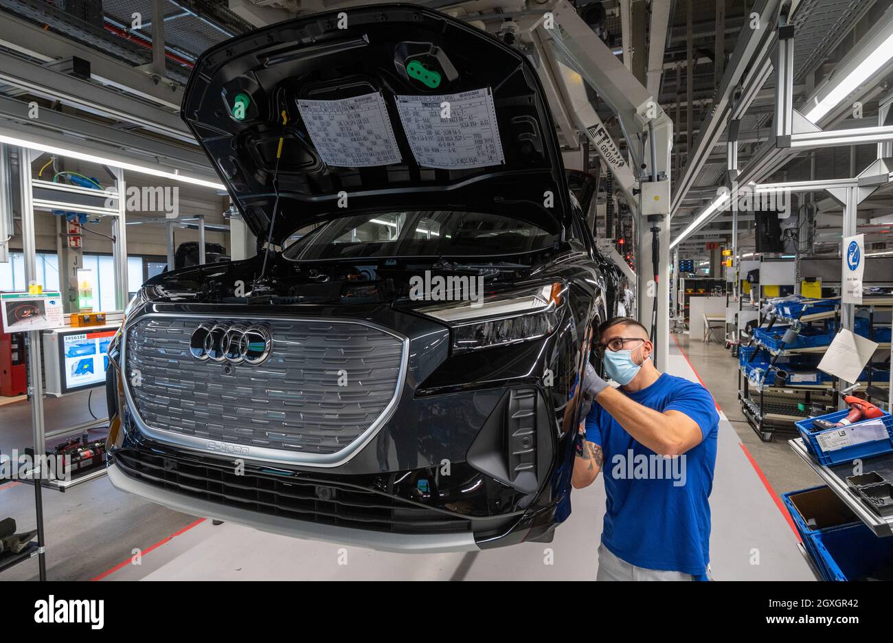 Zwickau, Germania. 05 ottobre 2021. I dipendenti assemblano una Audi Q4 e-tron presso lo stabilimento Volkswagen di Zwickau. Sei mesi dopo il lancio del SUV, Zwickau è diventata il più grande sito di produzione di Audi per i veicoli elettrici. Oltre allo stabilimento VW di Zwickau, Audi costruisce anche veicoli completamente elettrici a Neckarsulm e Bruxelles. La prima auto elettrica prevista per la sede centrale di Ingolstadt è il Q6, che è previsto per il lancio sul mercato nel 2023. Audi tornò nella sua sede di fondazione con la produzione del Q4 e-tron. Credit: Hendrik Schmidt/dpa-Zentralbild/dpa/Alamy Live News Foto Stock