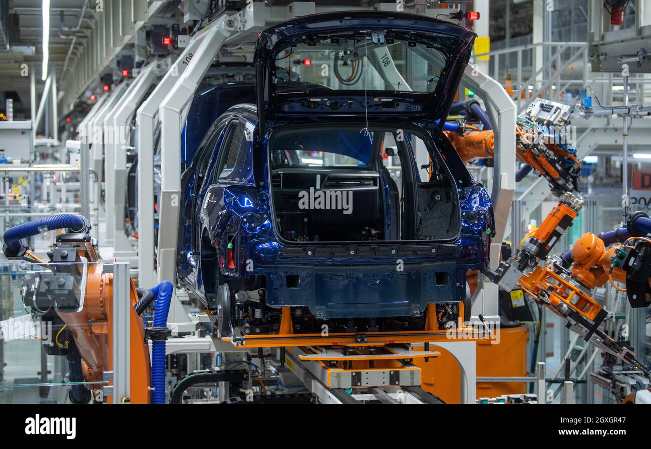 Zwickau, Germania. 05 ottobre 2021. I robot dello stabilimento Volkswagen di Zwickau assemblano un'Audi Q4 e-tron. Sei mesi dopo il lancio del SUV, Zwickau è diventata il più grande sito di produzione di Audi per i veicoli elettrici. Oltre allo stabilimento VW di Zwickau, Audi costruisce anche veicoli completamente elettrici a Neckarsulm e Bruxelles. La prima auto elettrica prevista per la sede centrale di Ingolstadt è il Q6, che è previsto per il lancio sul mercato nel 2023. Audi tornò nella sua sede di fondazione con la produzione del Q4 e-tron. Credit: Hendrik Schmidt/dpa-Zentralbild/dpa/Alamy Live News Foto Stock