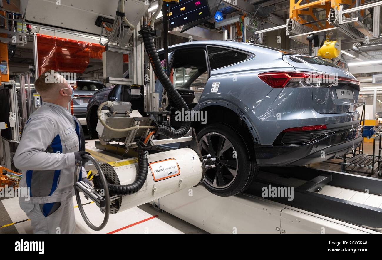 Zwickau, Germania. 05 ottobre 2021. I dipendenti assemblano una Audi Q4 e-tron presso lo stabilimento Volkswagen di Zwickau. Sei mesi dopo il lancio del SUV, Zwickau è diventata il più grande sito di produzione di Audi per i veicoli elettrici. Oltre allo stabilimento VW di Zwickau, Audi costruisce anche veicoli completamente elettrici a Neckarsulm e Bruxelles. La prima auto elettrica prevista per la sede centrale di Ingolstadt è il Q6, che è previsto per il lancio sul mercato nel 2023. Audi tornò nella sua sede di fondazione con la produzione del Q4 e-tron. Credit: Hendrik Schmidt/dpa-Zentralbild/dpa/Alamy Live News Foto Stock