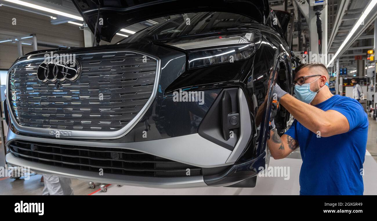 Zwickau, Germania. 05 ottobre 2021. I dipendenti assemblano una Audi Q4 e-tron presso lo stabilimento Volkswagen di Zwickau. Sei mesi dopo il lancio del SUV, Zwickau è diventata il più grande sito di produzione di Audi per i veicoli elettrici. Oltre allo stabilimento VW di Zwickau, Audi costruisce anche veicoli completamente elettrici a Neckarsulm e Bruxelles. La prima auto elettrica prevista per la sede centrale di Ingolstadt è il Q6, che è previsto per il lancio sul mercato nel 2023. Audi tornò nella sua sede di fondazione con la produzione del Q4 e-tron. Credit: Hendrik Schmidt/dpa-Zentralbild/dpa/Alamy Live News Foto Stock
