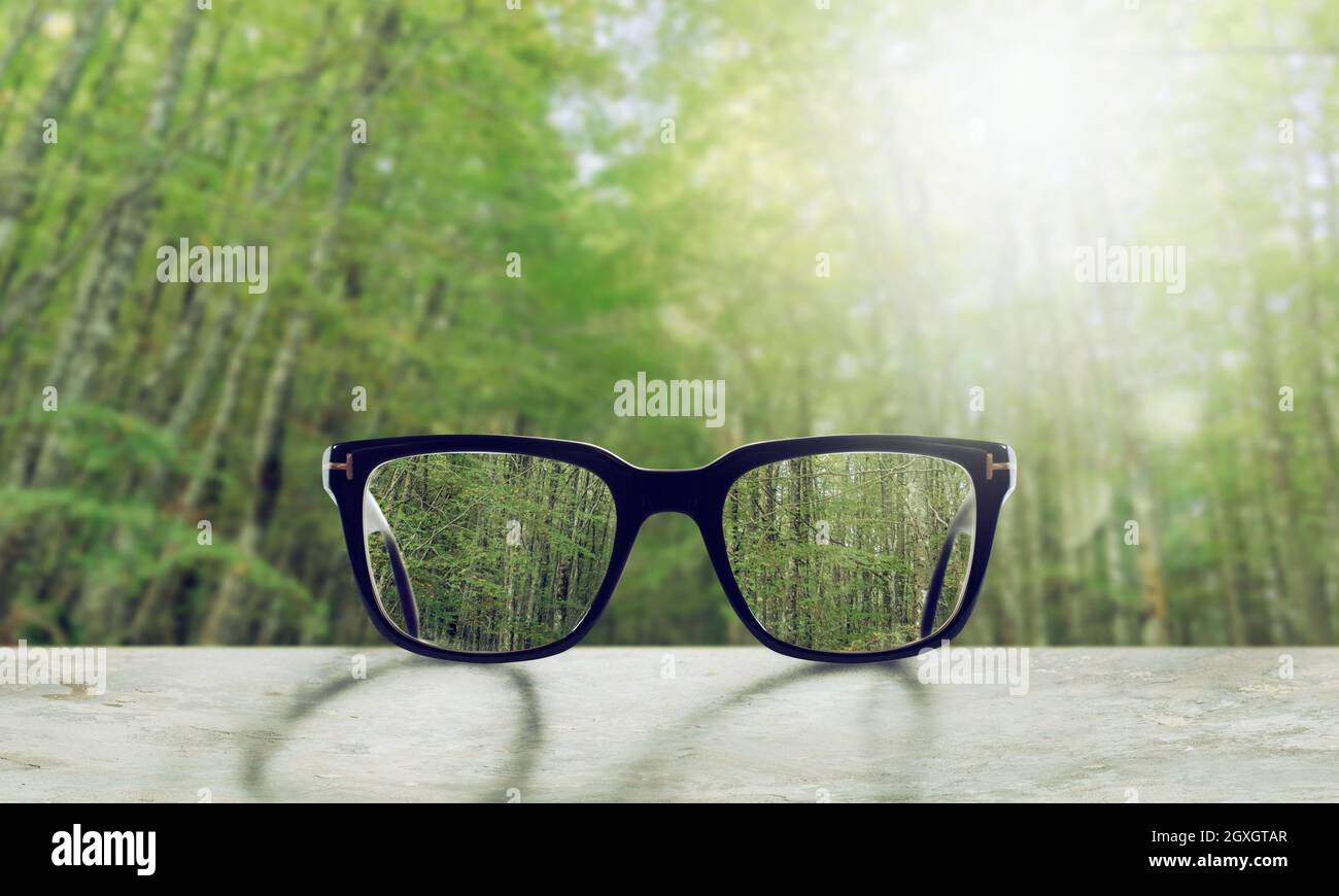 Occhiali che regolano correttamente la vista, da sfocati a nitidi Foto  stock - Alamy
