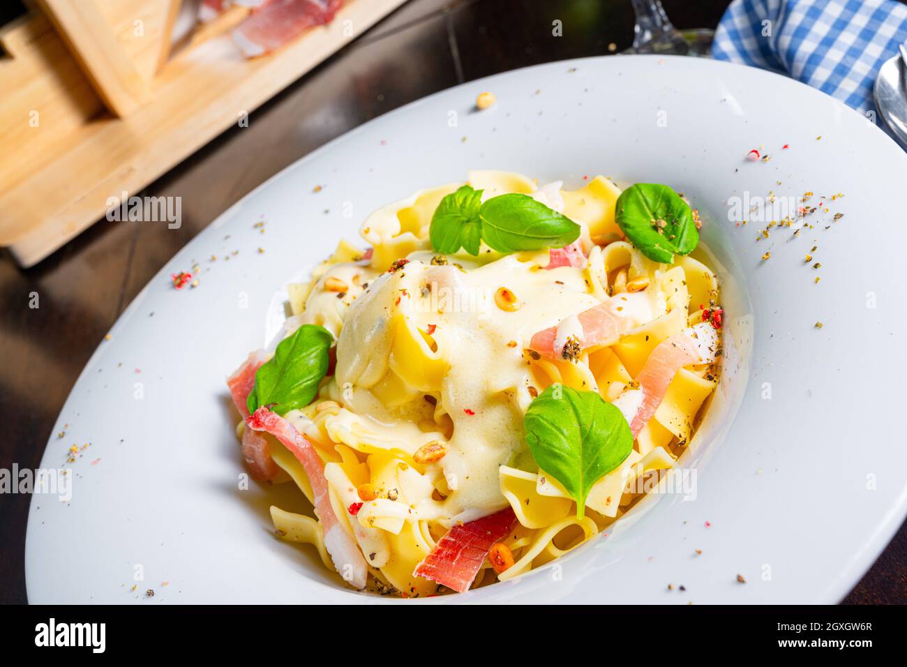 Tagliatelle con salsa al gorgonzola masarpone e prosciutto. Foto Stock