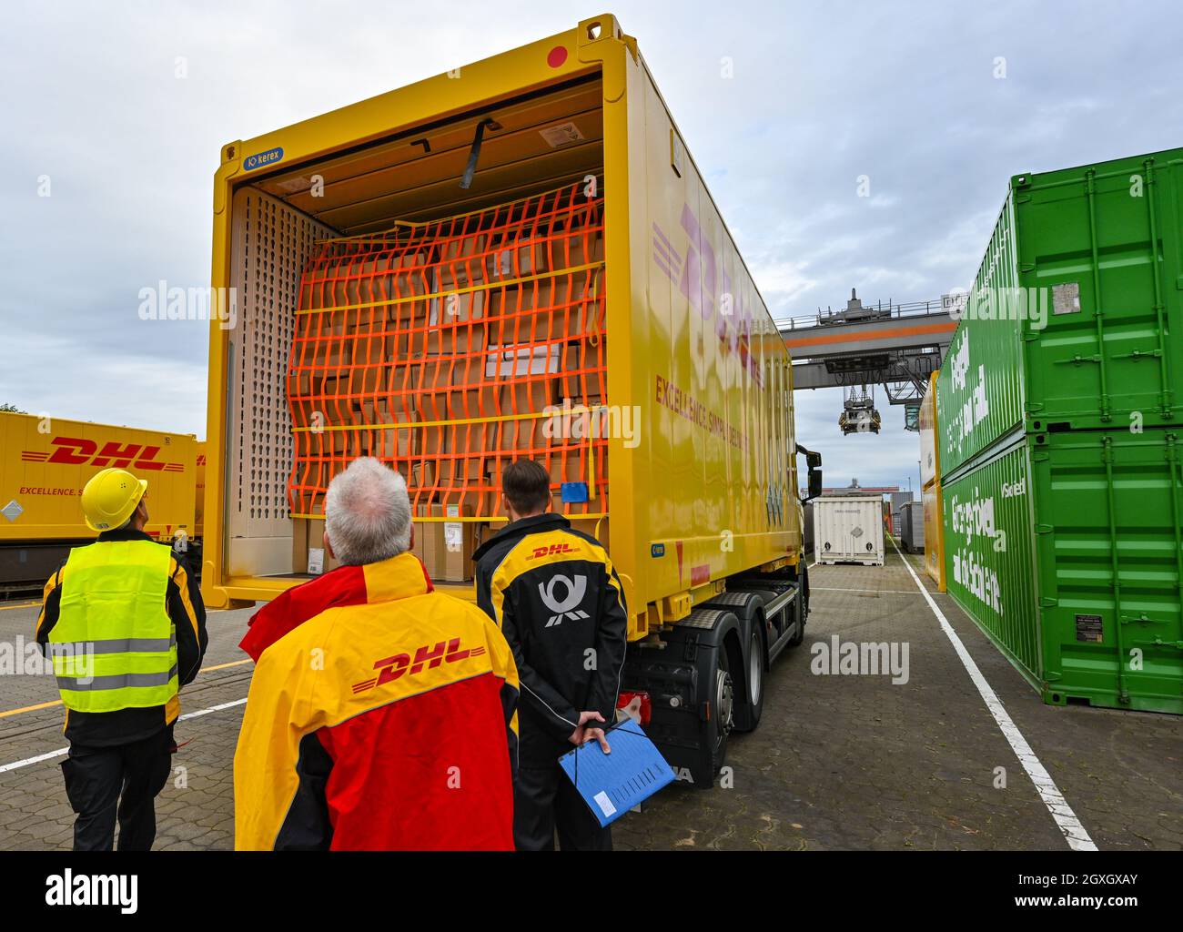 04 ottobre 2021, Brandeburgo, Großbeeren: Un autocarro Deutsche Post DHL trasporta un container pieno di pacchi. Foto: Patrick Pleul/dpa-Zentralbild/ZB Foto Stock