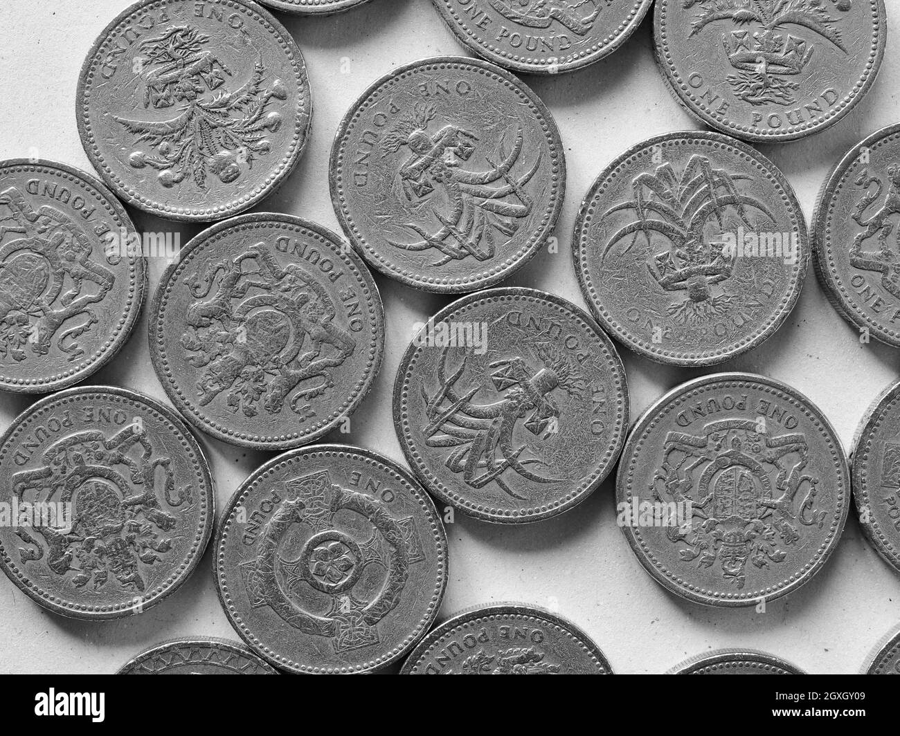 Monete in sterline (GBP), valuta del Regno Unito - una moneta in sterline in bianco e nero Foto Stock