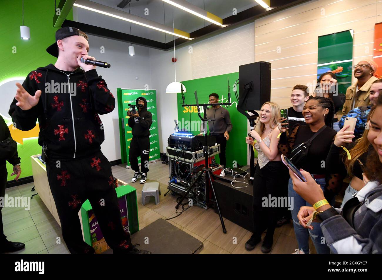 EDITORIALE SOLO USO Rapper Aitch dare una performance a sorpresa del suo nuovo singolo 'Party Round My Place' per i fan nel suo negozio locale Subway a Manchester. Data foto: Martedì 5 ottobre 2021. Foto Stock