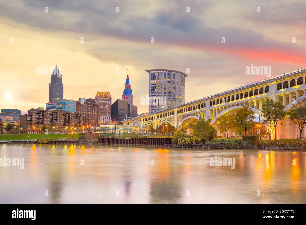 Vista dello skyline del centro di Cleveland in Ohio USA al crepuscolo Foto Stock