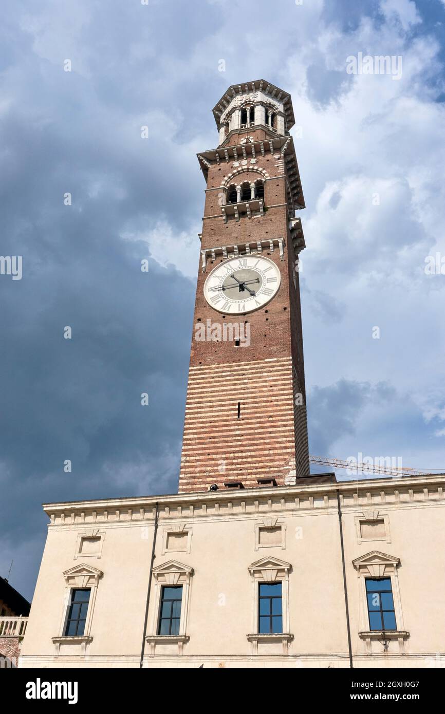 Torre dei Lamberti. Verona. Con 84 m de altura, su construcción se inició en 1172. Foto Stock