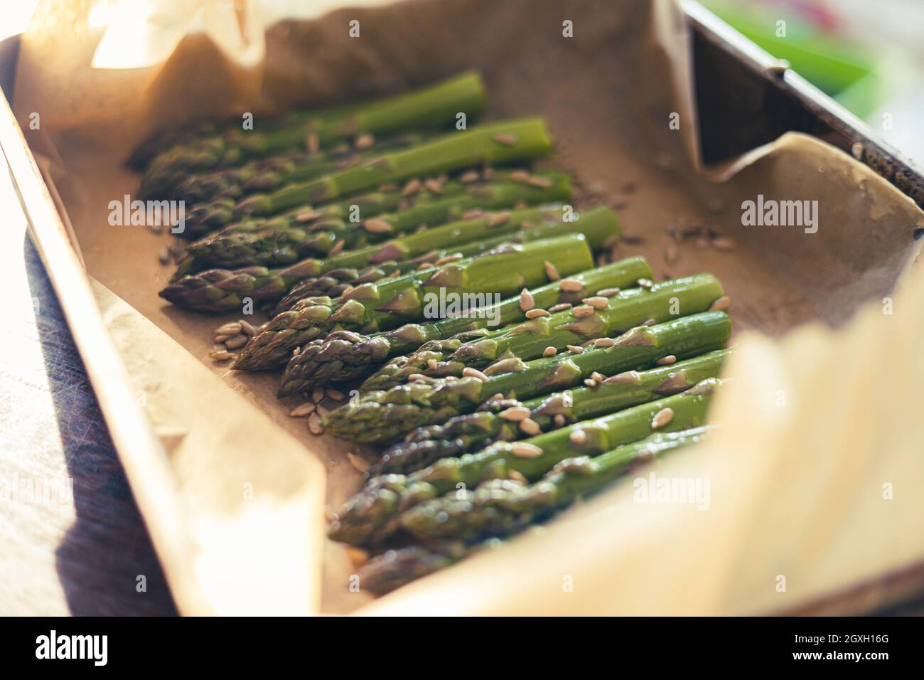 Asparagi alla griglia con semi di girasole Foto Stock