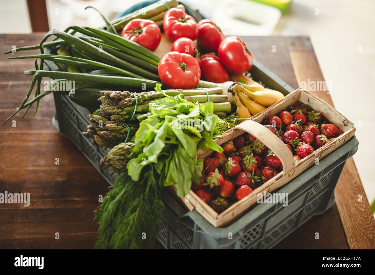 Cassetta di consegna frutta e verdura sul tavolo da pranzo Foto Stock