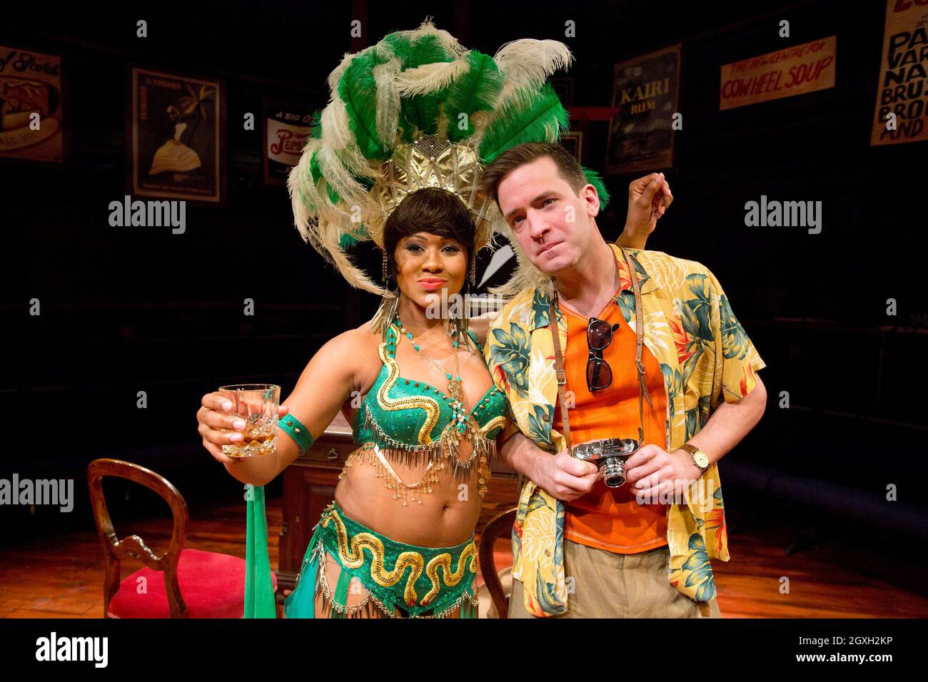 Lori Barker (Mrs Samuel), Rob Heanley (Chuck Reynolds) IN ESECUZIONE MAS di Mustapha Matura all'Orange Tree Theatre di Richmond, Surrey, Inghilterra 13/03/2015 design: Libby Watson illuminazione: Mark Jonathan regista: Paulette Randall Foto Stock