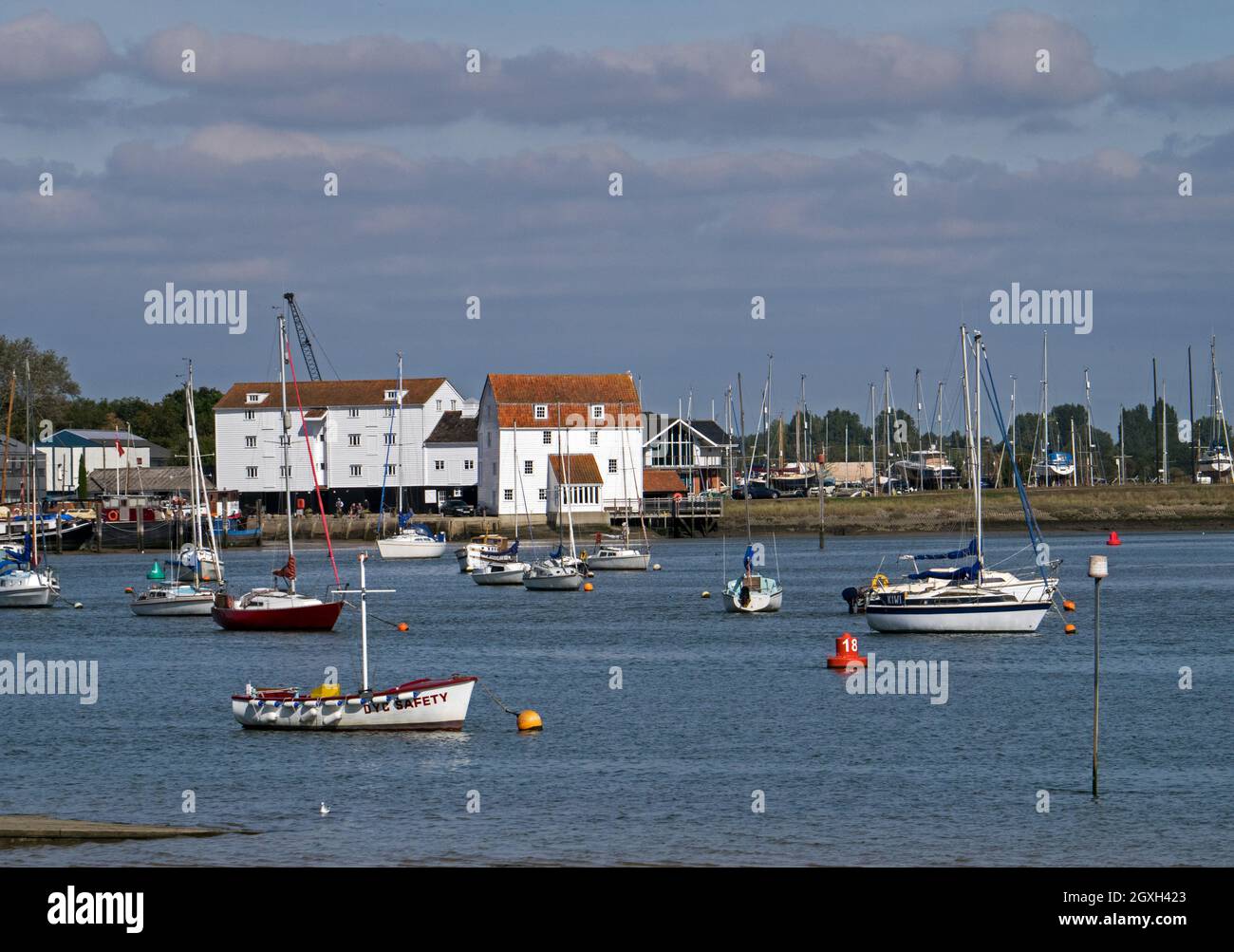 Woodbridge sul fiume Deben con il suo Tide Mill e Boating Marina, Woodbridge, Suffolk, Inghilterra, Regno Unito, Foto Stock