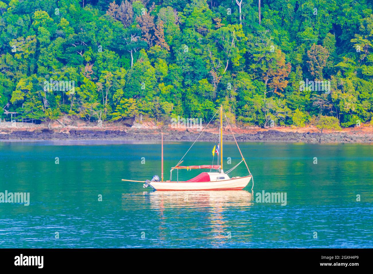 Barche e yacht al tropicale Paradise Island Koh Phayam Ao Khao Kwai Beach vista panoramica paesaggio in Ranong Thailandia. Foto Stock