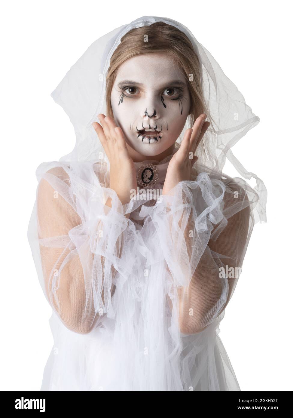 Piccola ragazza spaventata in studio di costume fantasma di Halloween isolato su sfondo bianco Foto Stock