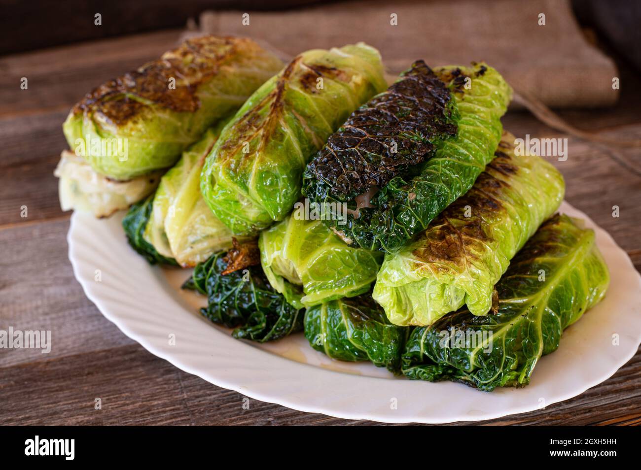 Preparazione di involtini di cavolo ripieni Foto Stock