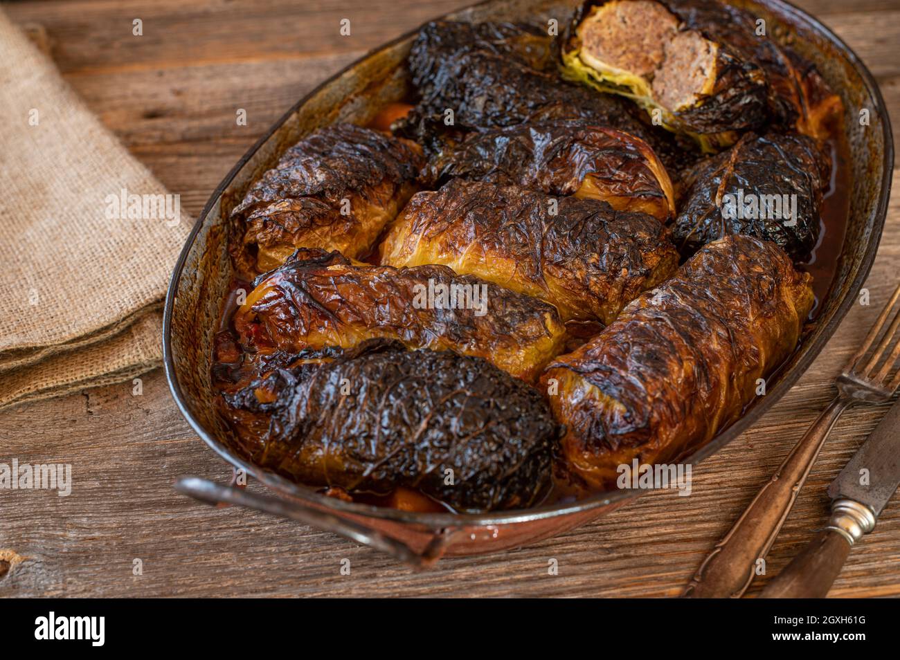 Involtini di cavolo ripieni con gustoso ripieno di carne trita su tavola di legno Foto Stock