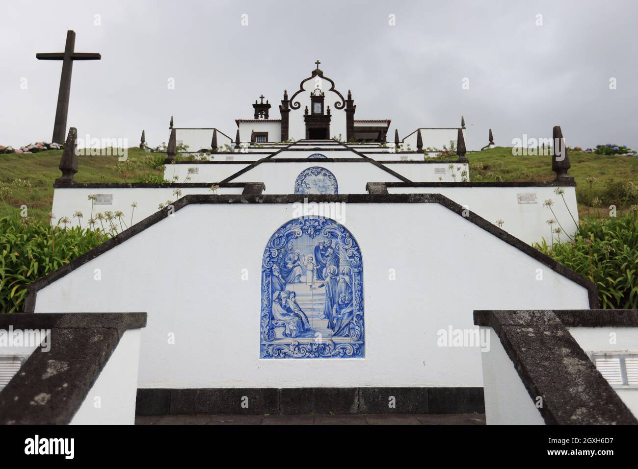 Le scale per raggiungere la chiesa di Nossa Senhora da Paz, Sao Miguel, Azzorre Foto Stock