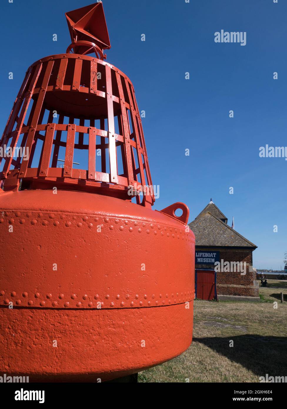 Grande mostra di buoy del Mar Rosso, fuori dal museo Harwich Lifeboat (a distanza), Harwich, Essex, Inghilterra, Regno Unito Foto Stock