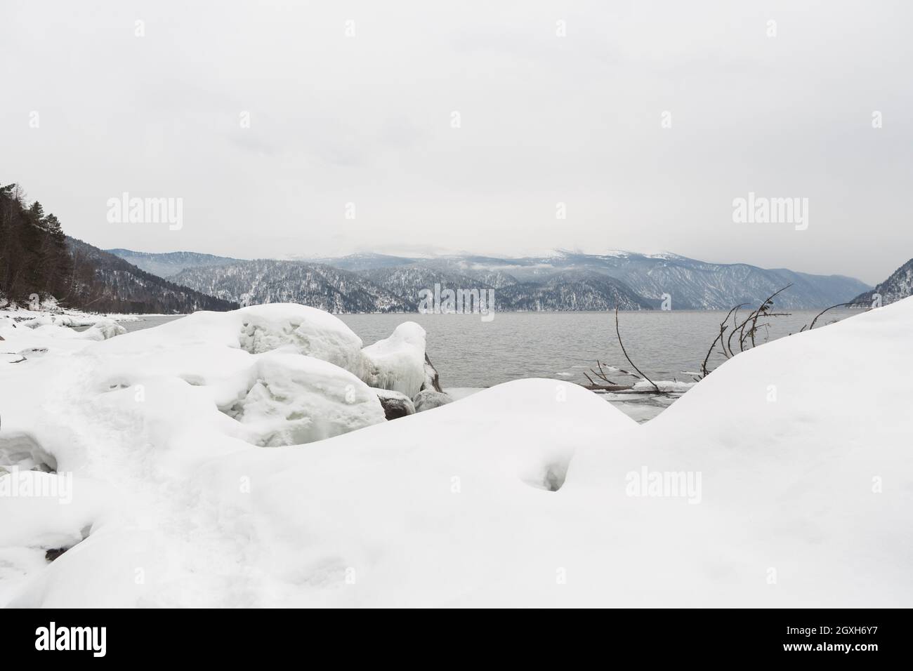 Lago Teletskoye scongelato in inverno. Russia Altai Krai. Foto Stock