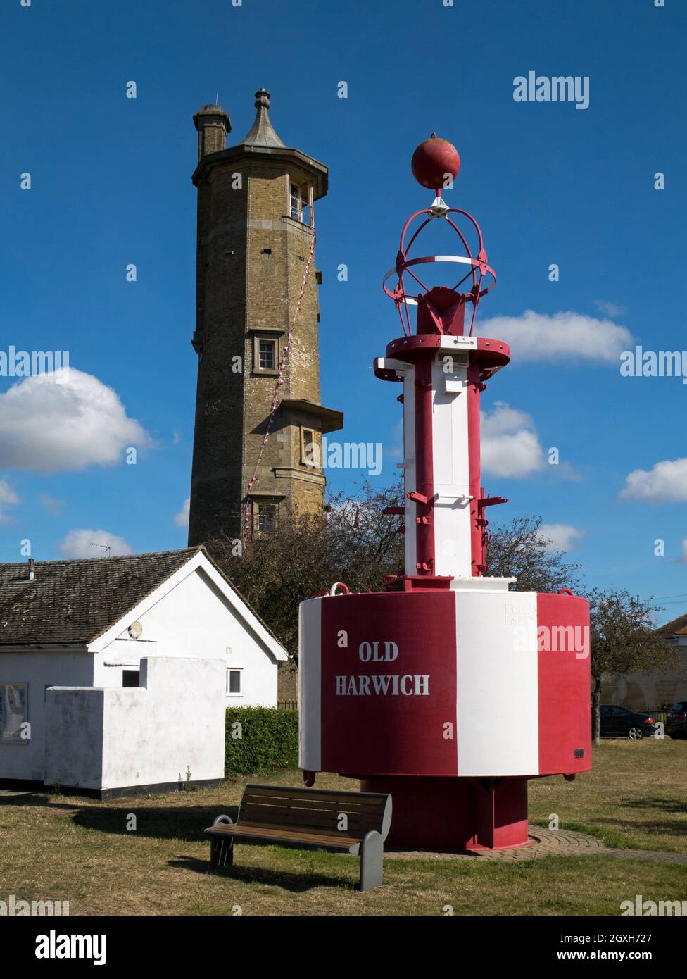 L'alto faro dietro un colorato mare di segnalazione boa nella città vecchia di Harwich, Essex, Inghilterra, Regno Unito Foto Stock