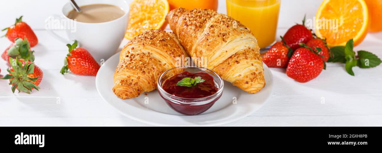Prima colazione croissant croissant succo d'arancia, caffè, cibo, marmellata a buffet marmellata di striscioni Foto Stock