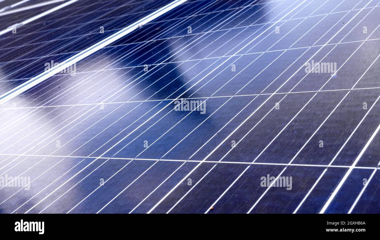 Primo piano di pannelli solari installati sul tetto della casa. Concetto di energia verde ed elettricità. Foto Stock