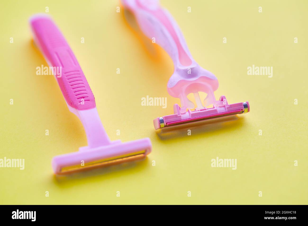 Prodotti per la cura della pelle, rasoi su sfondo giallo, nessuno. Concetto di procedure sanitarie, strumenti di rasatura, lame o rasoi Foto Stock