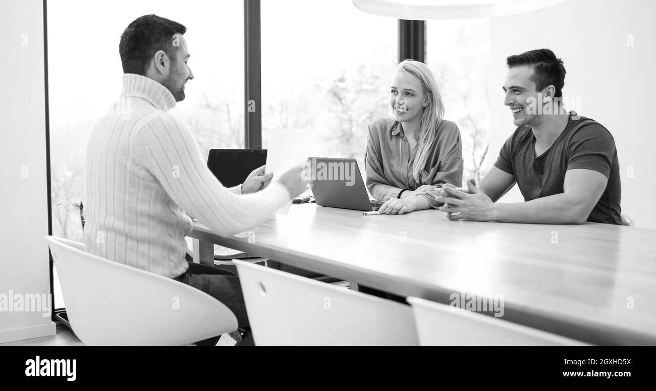 Giovane ricco giovane acquistare un appartamento, albergo, casa, stipulare un contratto con un agente immobiliare. Firma un accordo con il venditore Foto Stock