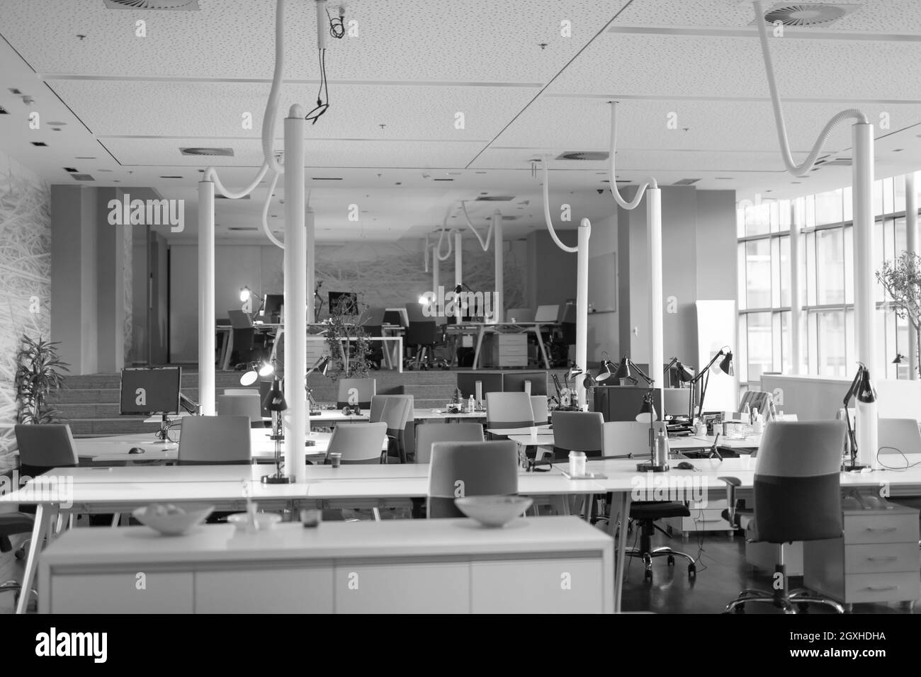 Grande e luminosa vuoto ufficio moderno dopo il lavoro Foto Stock