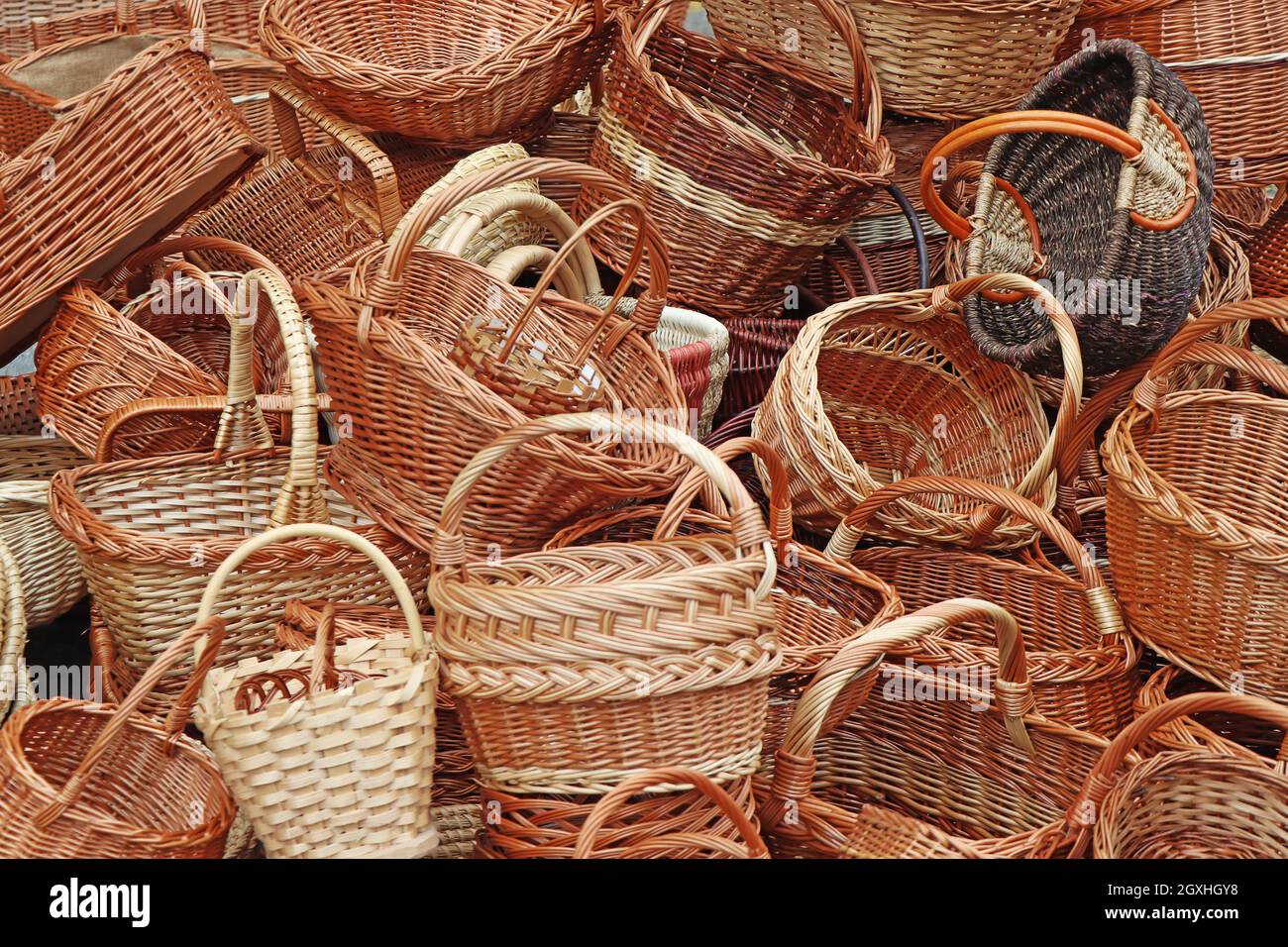 Un mazzo di vari cestini vuoti di legno di vimini Foto Stock