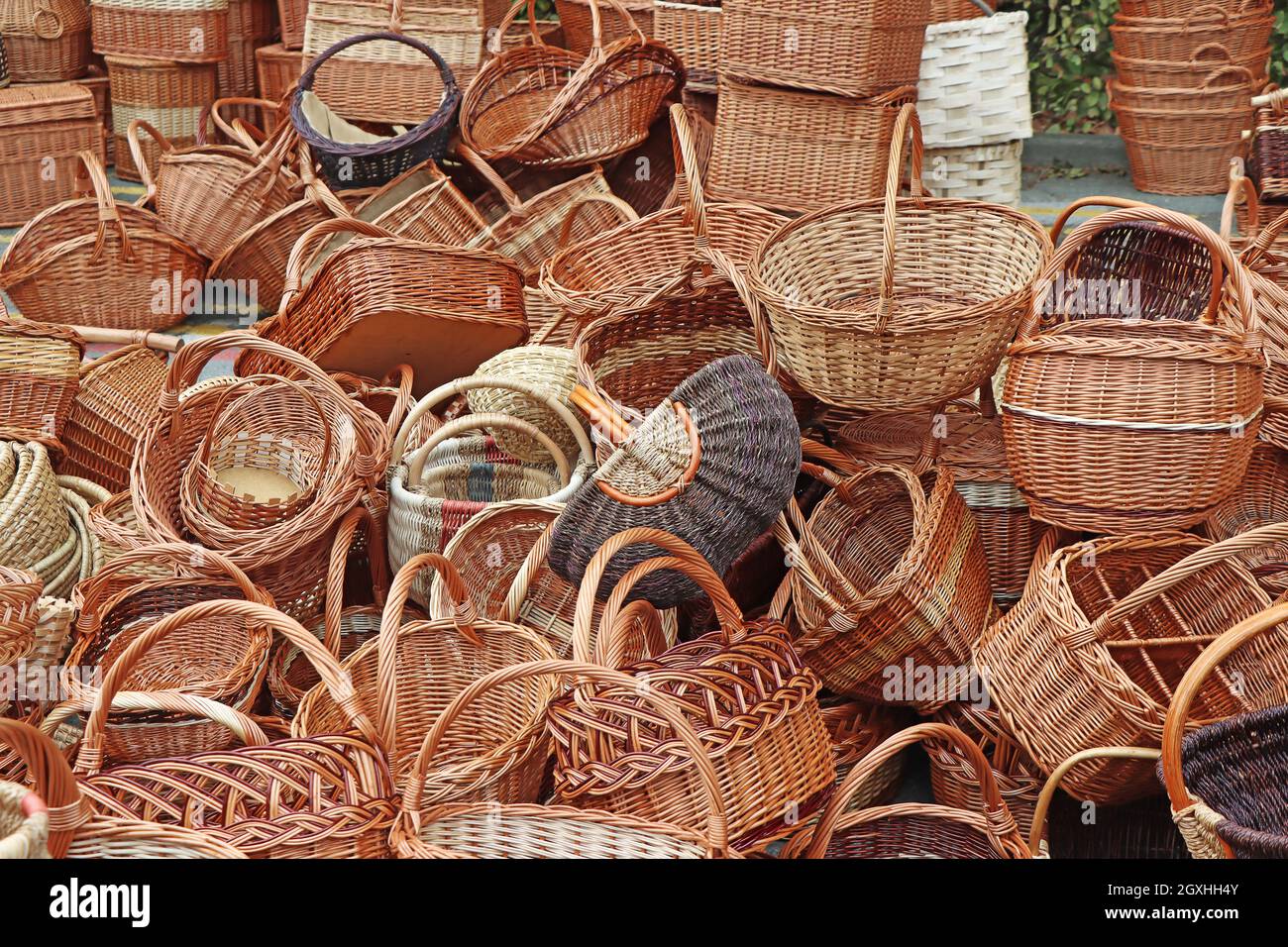 Un mazzo di vari cestini vuoti di legno di vimini Foto Stock