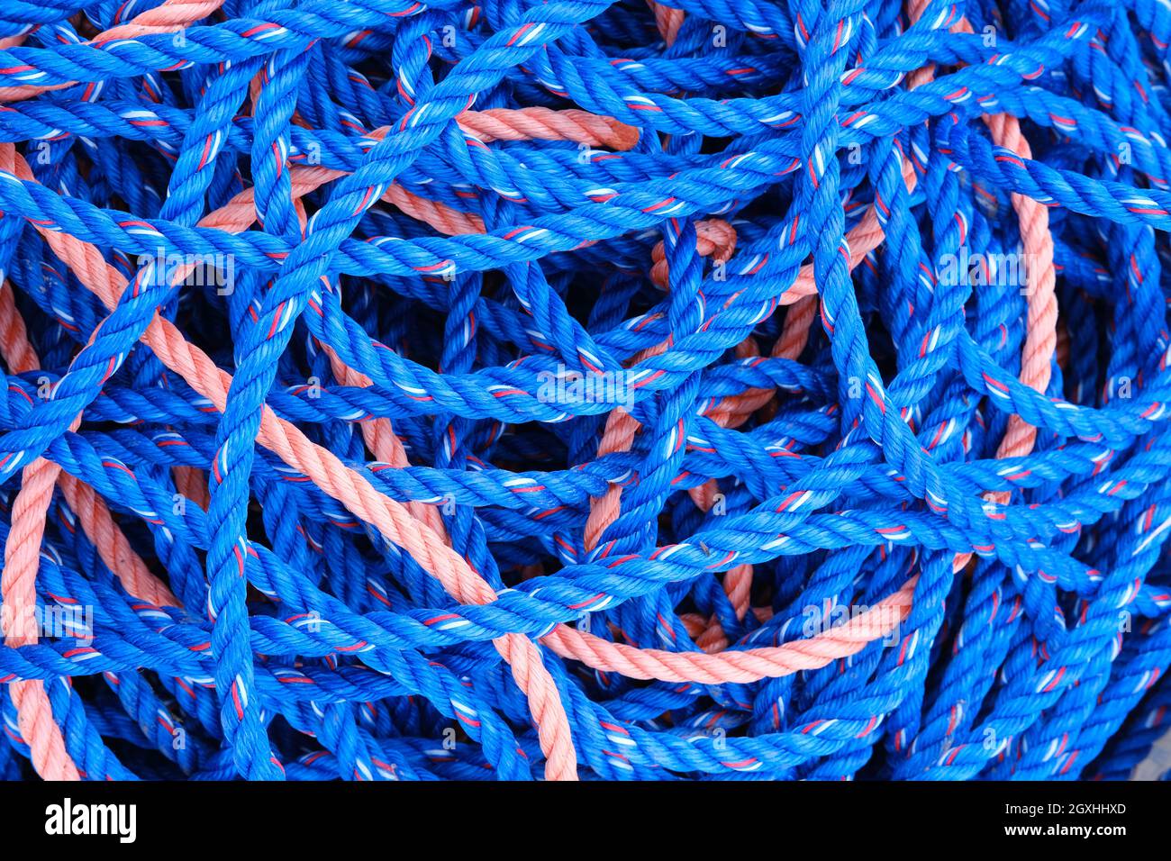 bobina di corda di pescatori su un molo Foto Stock